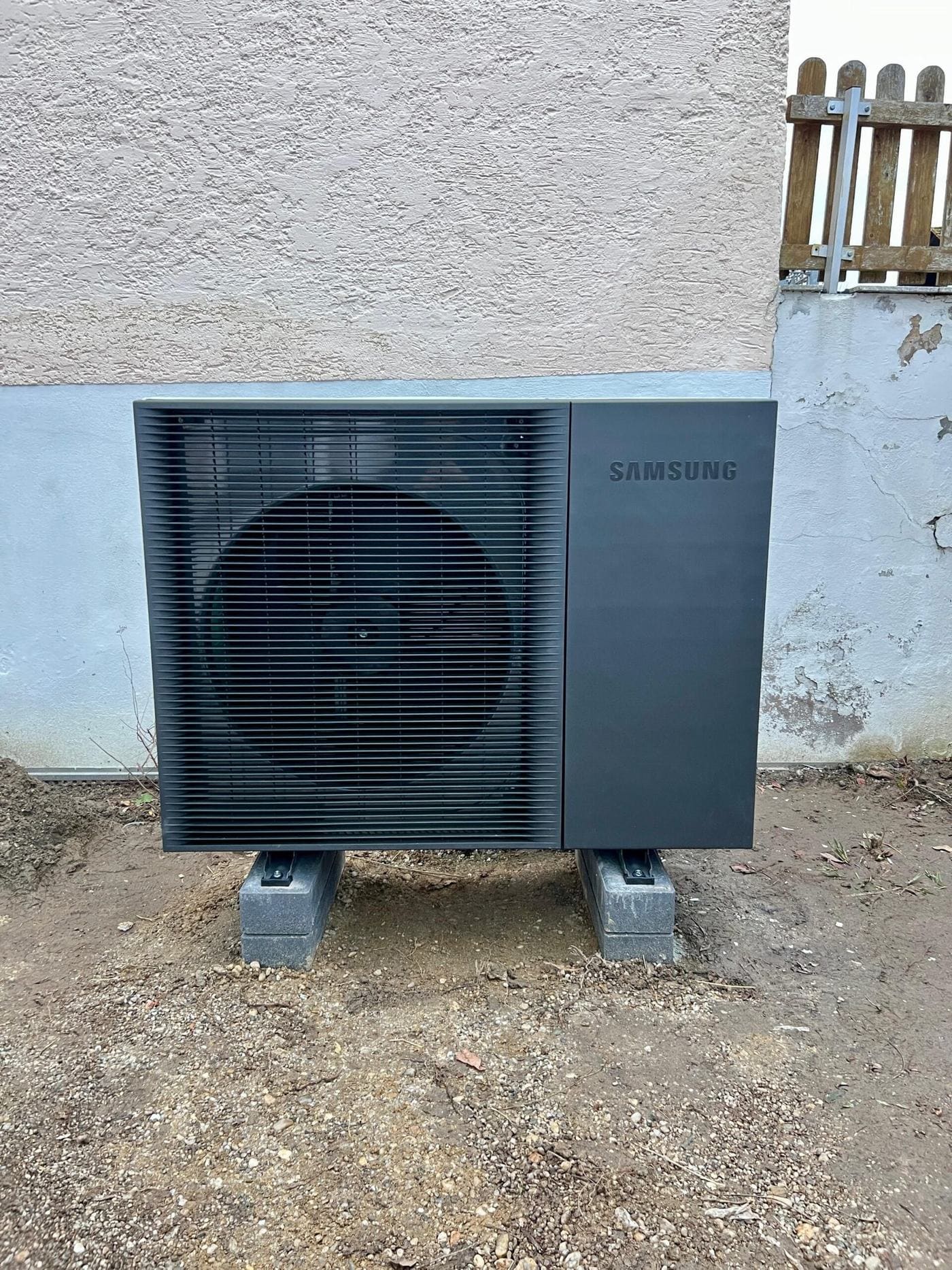 Wärmepumpe von HeatPure an einem Wohnhaus im Raum Augsburg