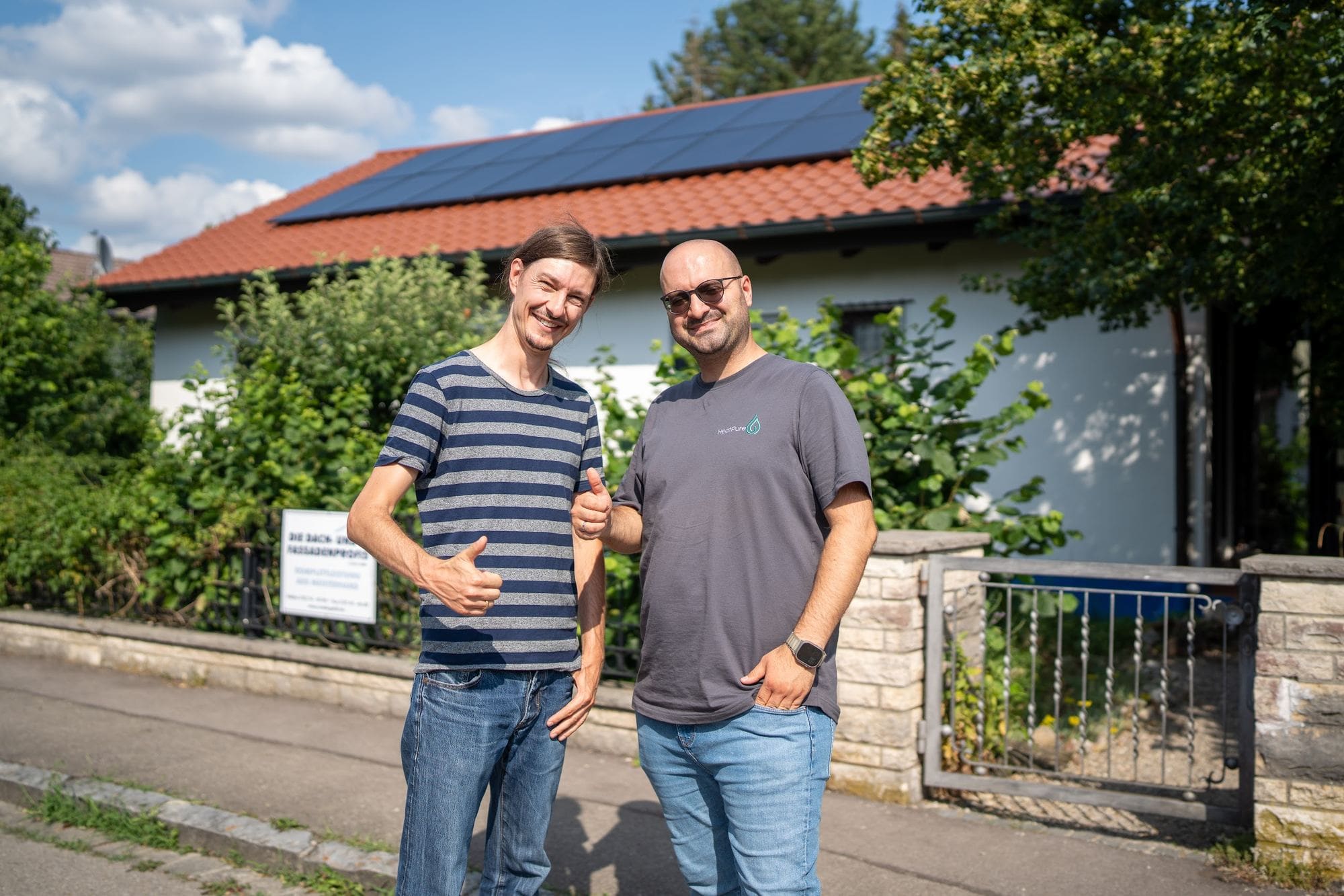 Kunde und Durmus Pekel von HeatPure vor einem Haus mit Photovoltaikanlage