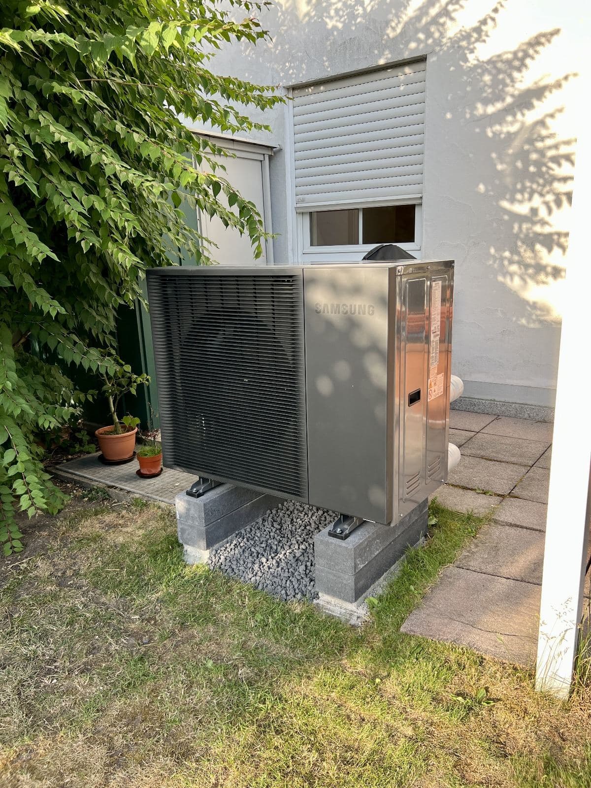 Samsung-Wärmepumpe an einem Haus in Eichenau