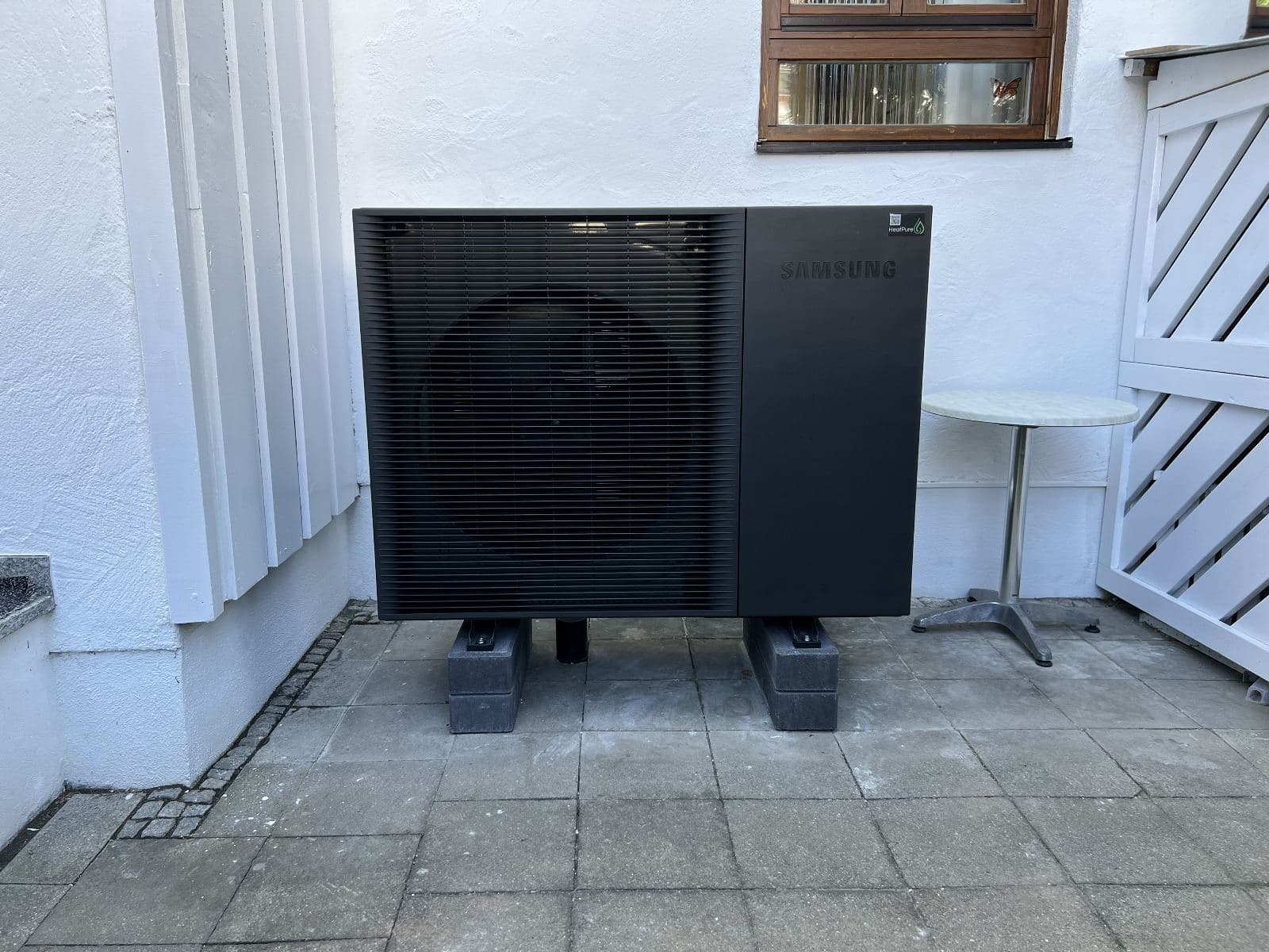 Samsung-Wärmepumpe vor einem Haus in Gersthofen