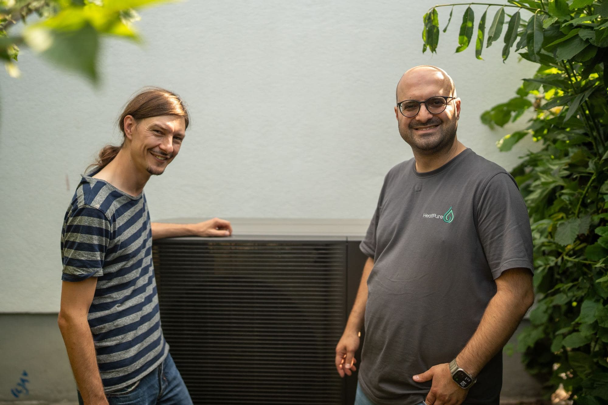 Durmus Pekel von HeatPure prüft mit einem Kunden die Wärmepumpe