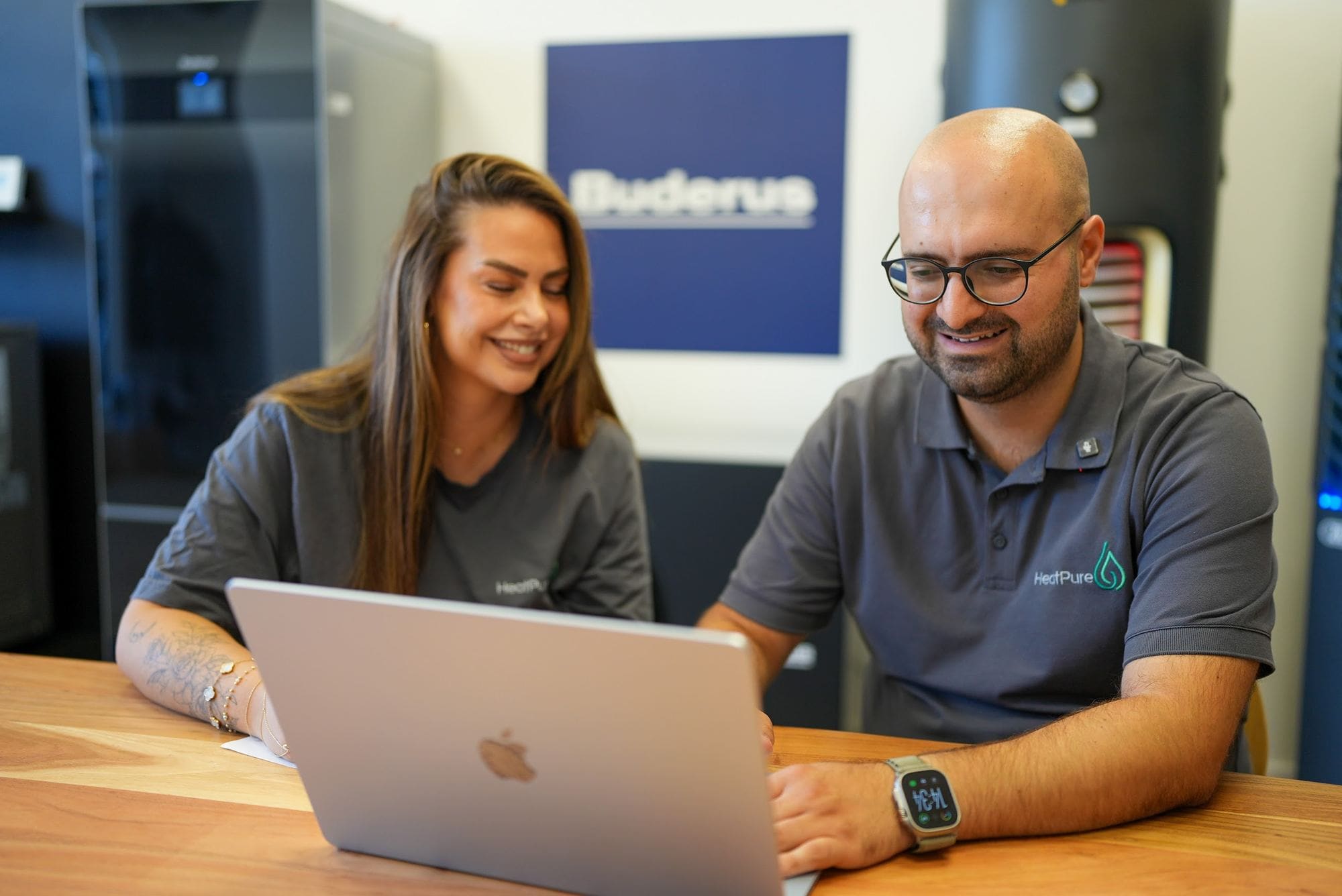 Gizem Yildiz und Durmus Pekel von HeatPure rechnen ein Angebot am Laptop durch