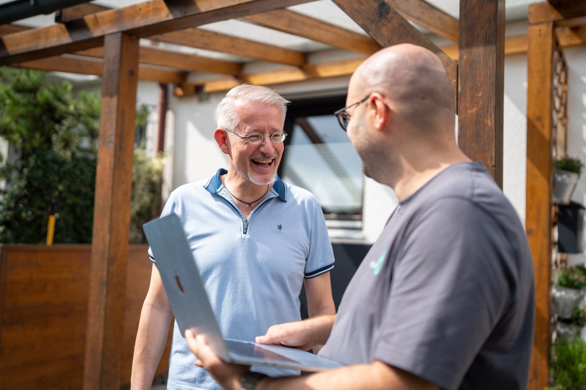 Durmus Pekel von HeatPure bespricht ein Projekt mit einem Kunden vor Ort