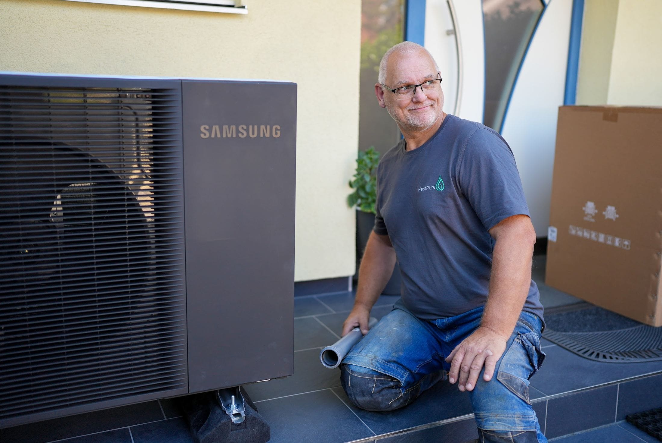 Slawomir Zawadzki von HeatPure bei der Montage einer Samsung-Wärmepumpe