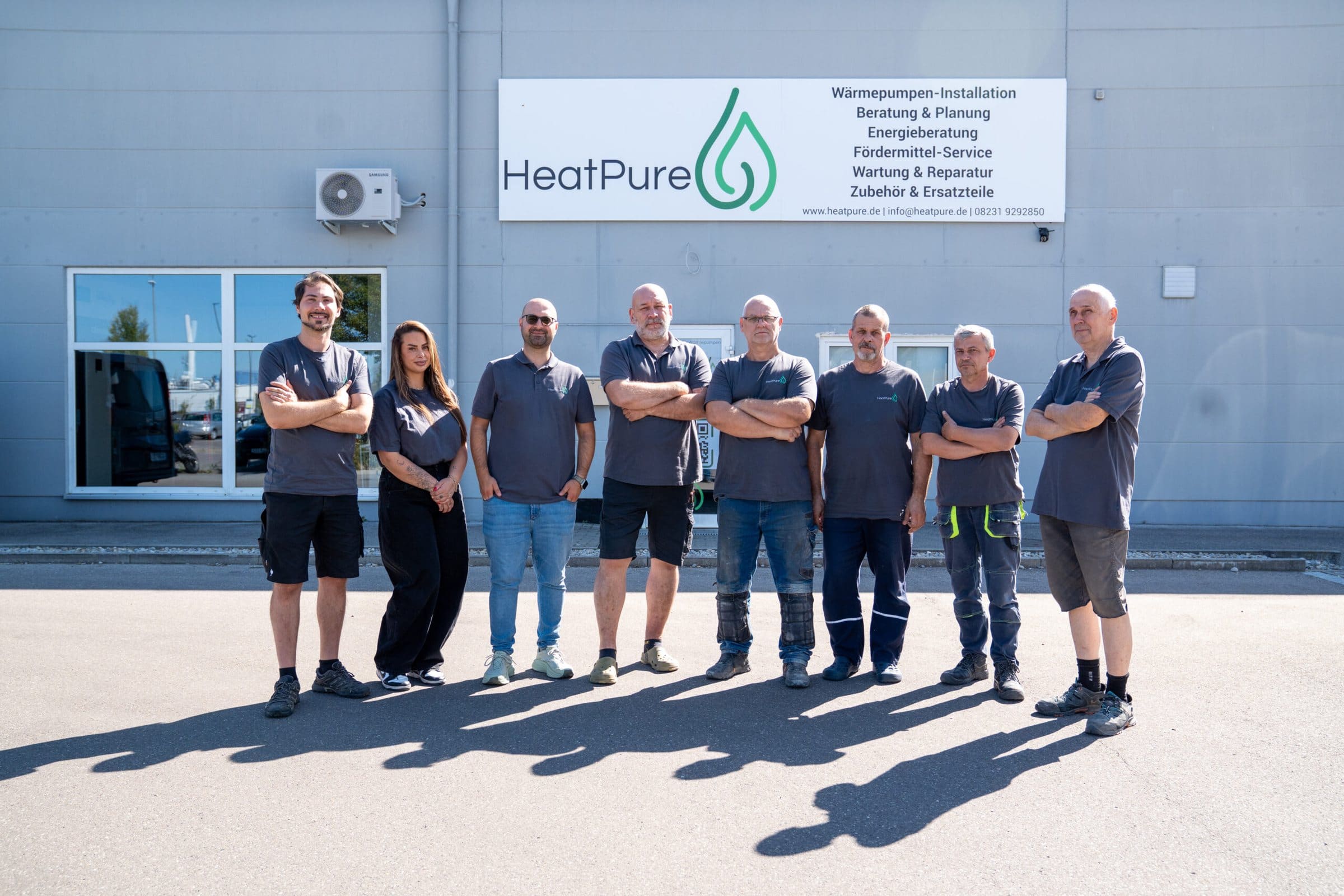 Das HeatPure Team vor dem Firmensitz in Königsbrunn bei Augsburg